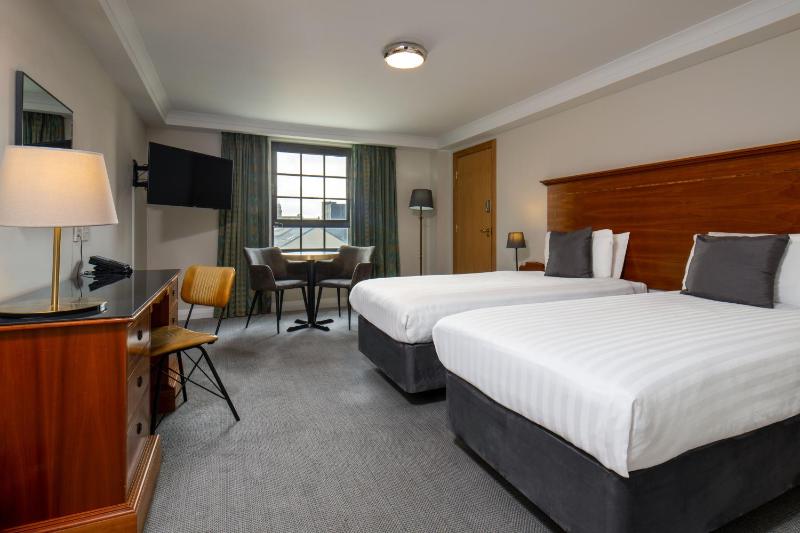 Family Room with One Double Bed and One Single Beds image 1