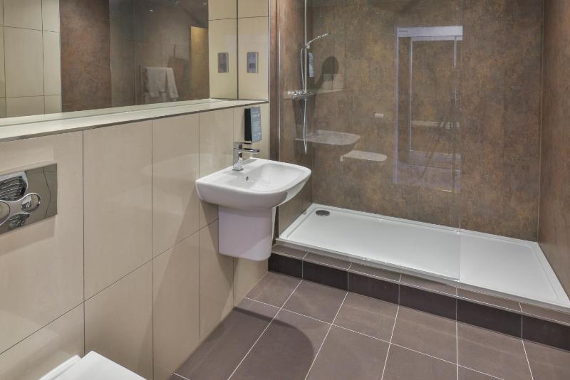 Standard King Room image 4