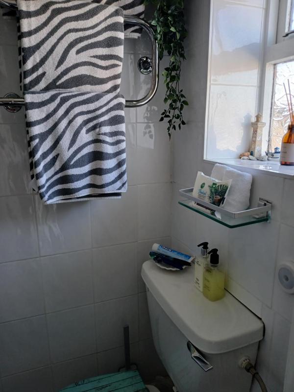 Basic Double Room image 2