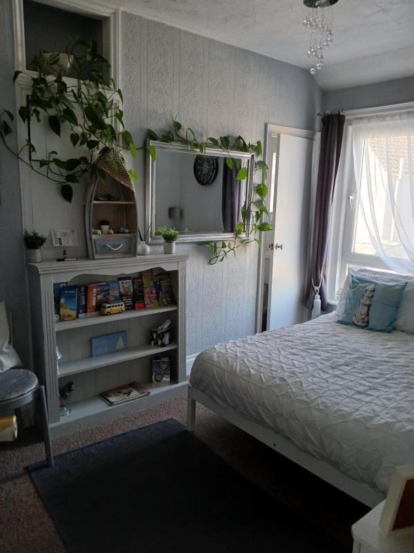 Basic Double Room image 3