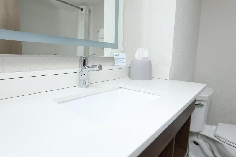 Standard King Room image 4