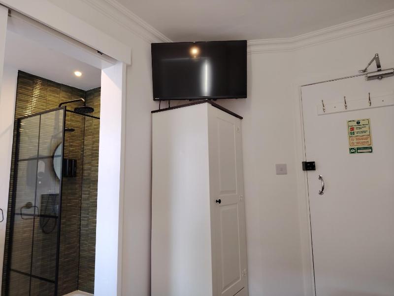 Linroy Guest House - image 5