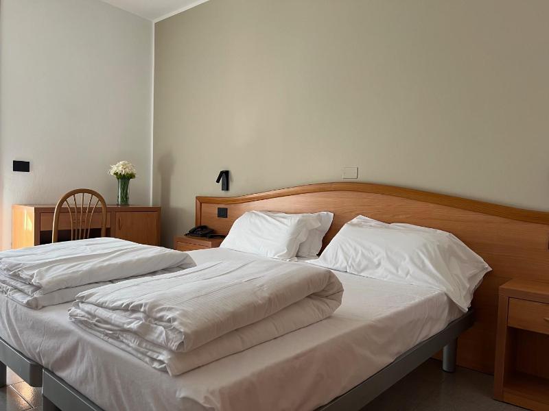 Superior Double Room with Lake View image 3