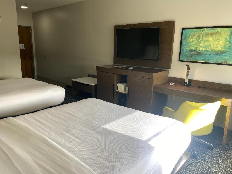 Queen Room with Two Queen Beds - Non-Smoking image 3
