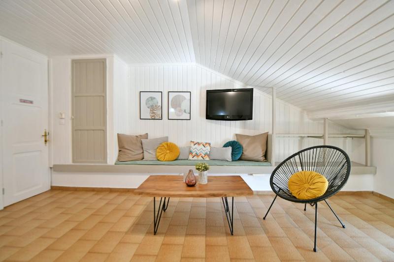 Studio - Attic image 2