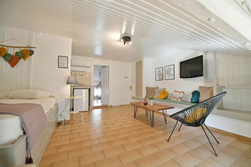 Studio - Attic image 3