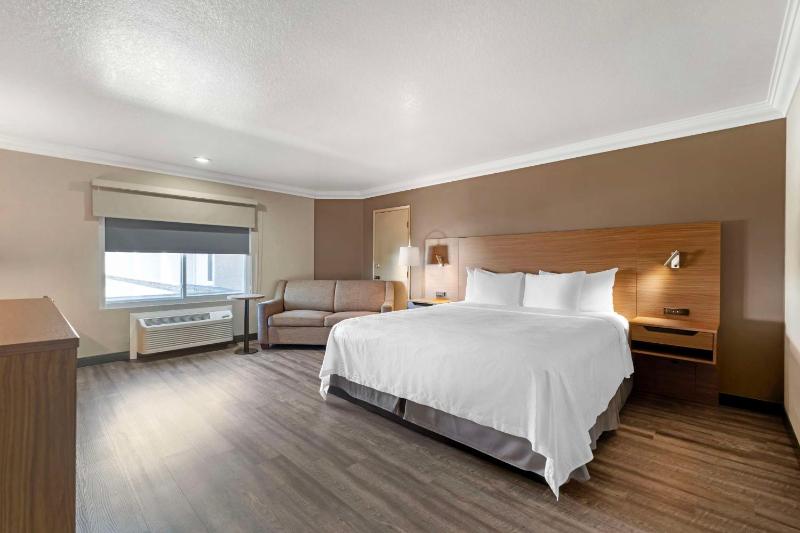King Room with Sofa Bed and Jacuzzi image 3