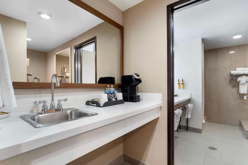 King Room with Sofa Bed and Jacuzzi image 2