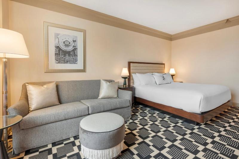 Premier King Room image 3