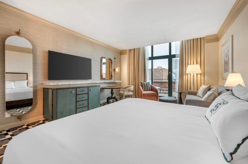 Premier King Room image 4