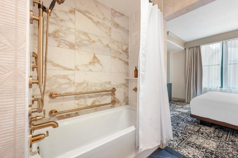 Deluxe King Room - Disability Access image 2