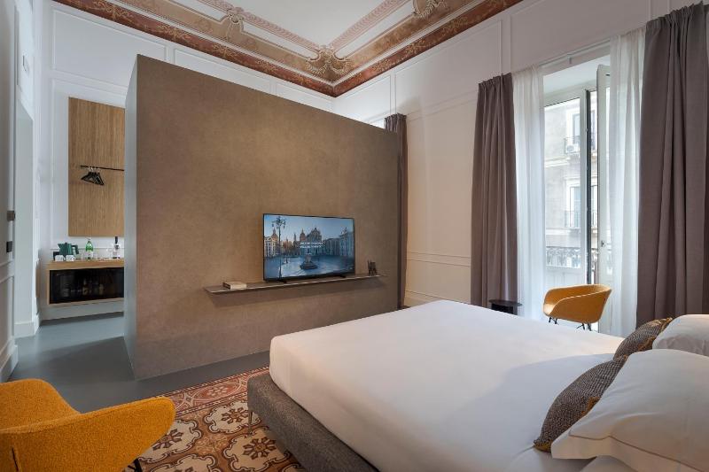 Junior Suite with Balcony image 1