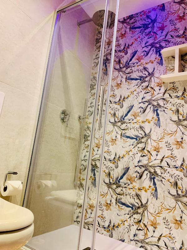 Deluxe Double Room with Private Internal Bathroom image 2