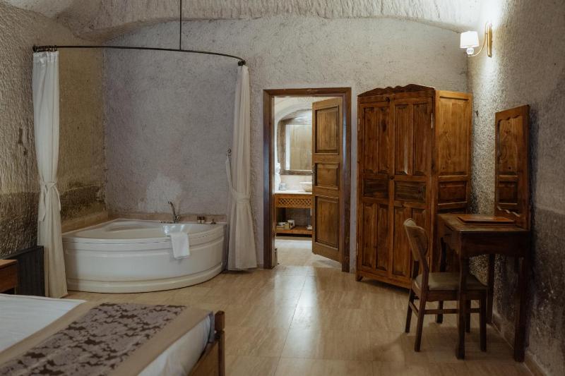Deluxe King Suite image 4