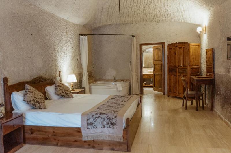 Deluxe King Suite image 3