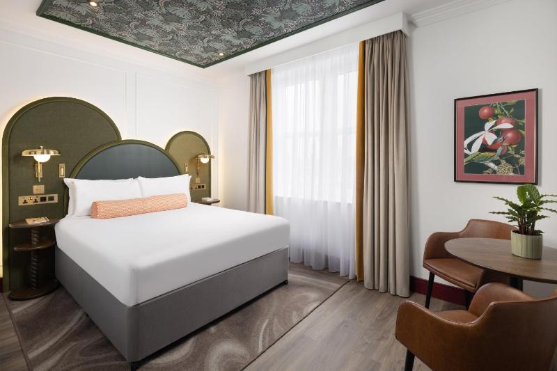 King Room with Sofa Bed image 3