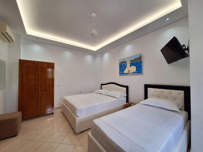 Double Room with Balcony image 3