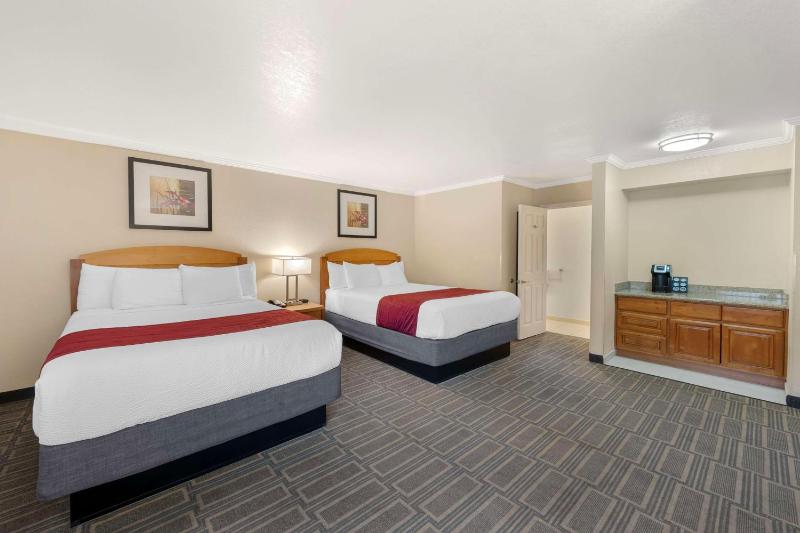 Queen Room with Two Queen Beds - Non-Smoking image 4