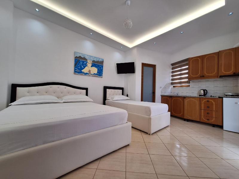 Double Room with Balcony image 4