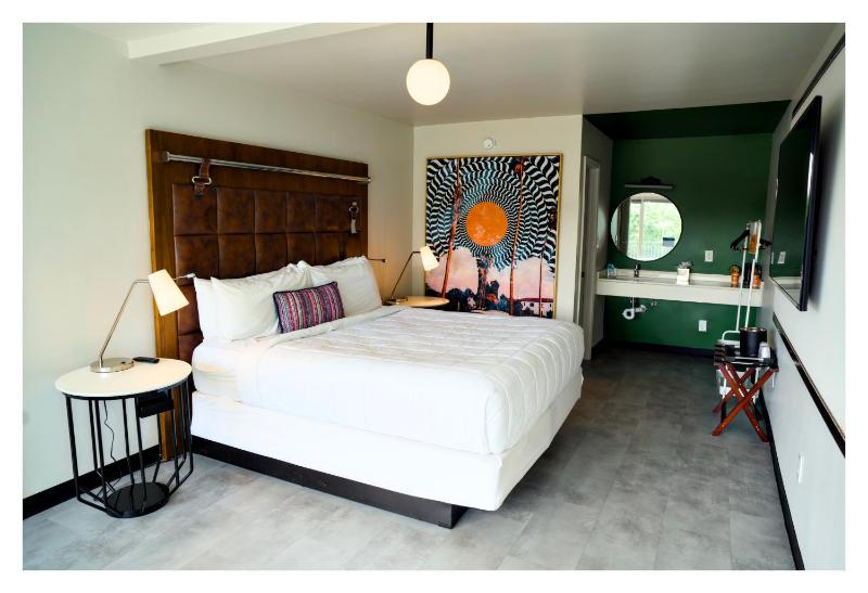 King Room - Courtyard View image 3