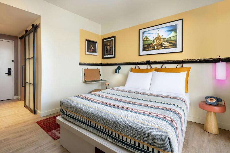 Queen Room with City View image 2