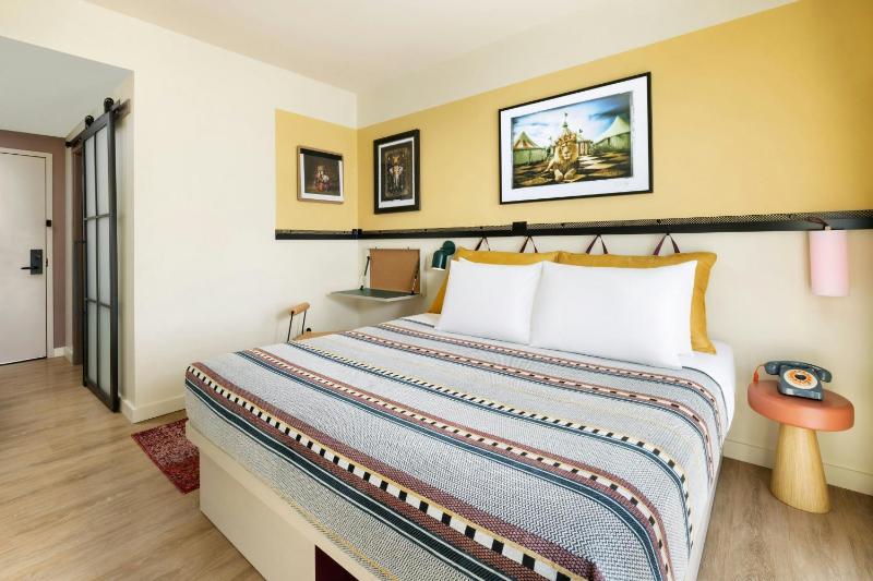 King Room with City View image 2