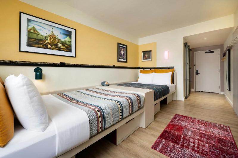 Queen Room with Two Queen Beds and City View image 4