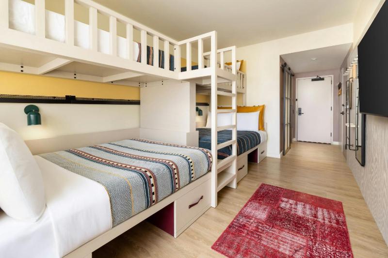 Twin Room with City View image 4