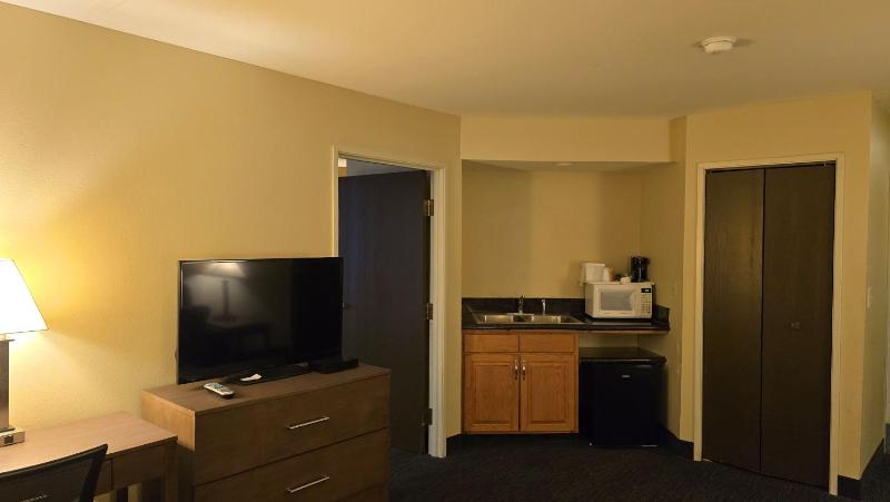 Superior King Suite image 2