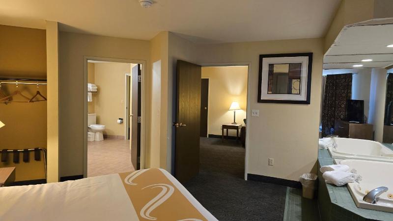 Superior King Suite image 4