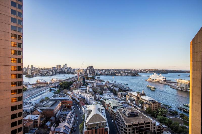 Deluxe One-Bedroom Apartment with Harbour View image 4