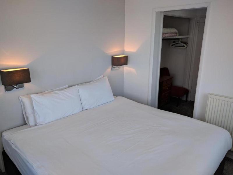 Small Double room image 4