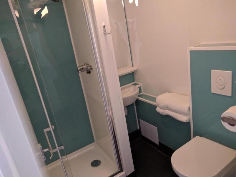 Standard Twin Room image 4