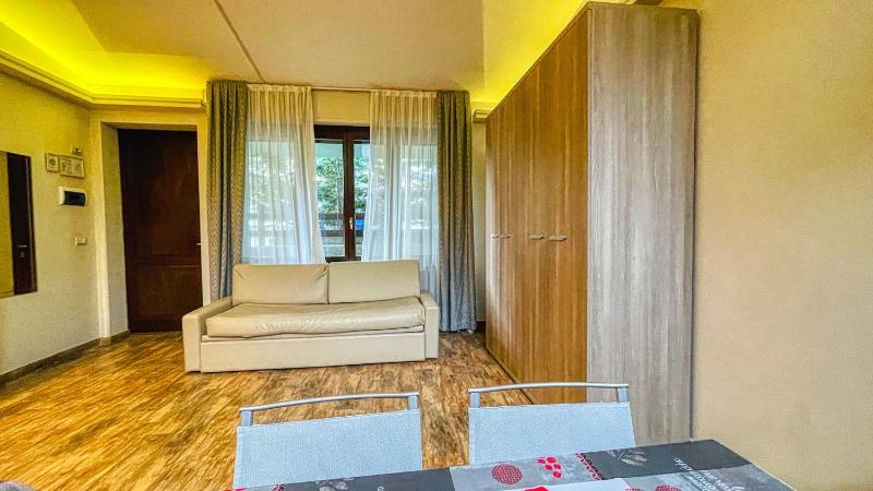 Family Studio (4 Adults) image 4