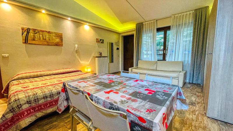 Family Studio (4 Adults) image 2