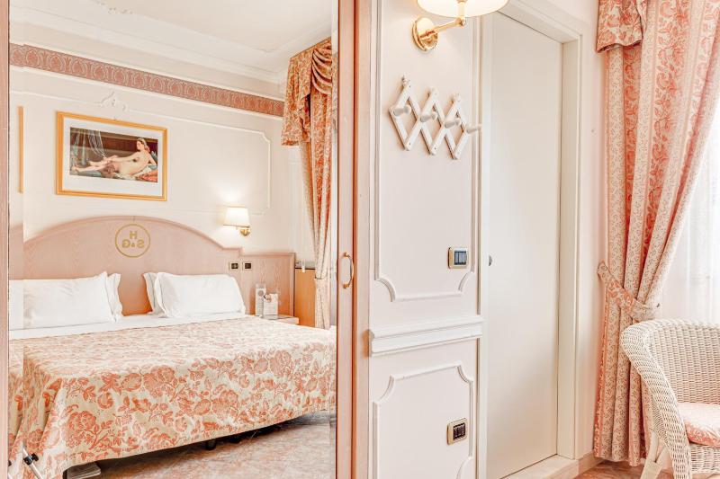 Economy Double Room image 3