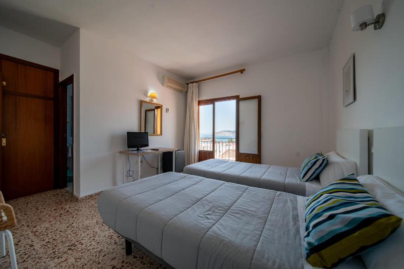 Double or Twin Room with Sea View image 4