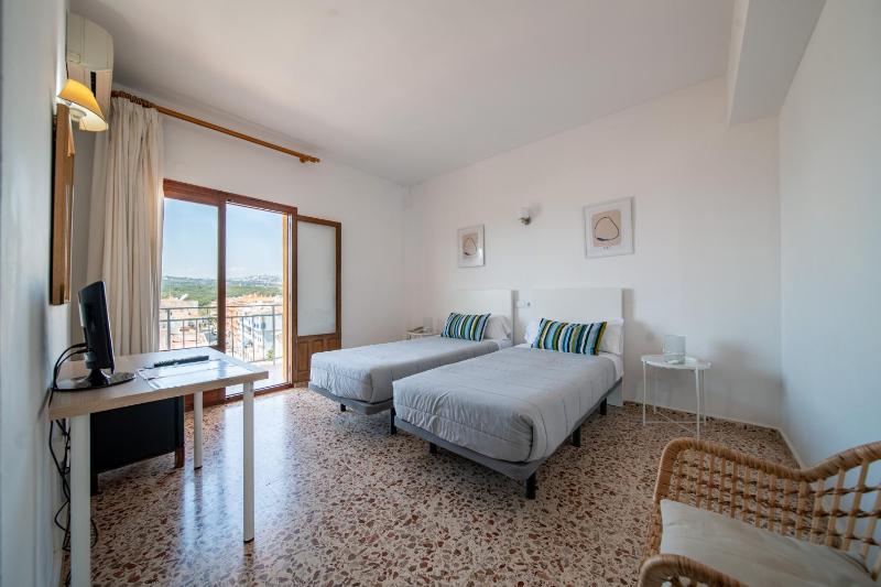 Double or Twin Room with Sea View image 3