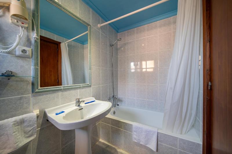 Double or Twin Room image 3