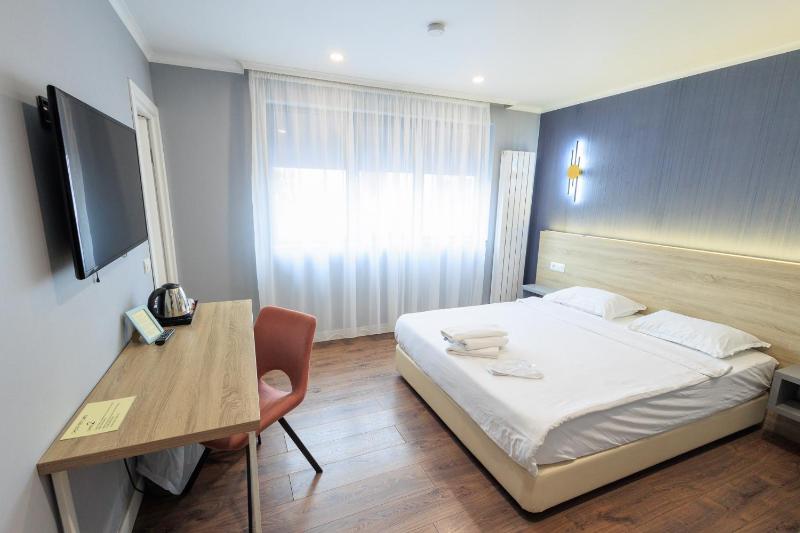 Deluxe Double Room image 1