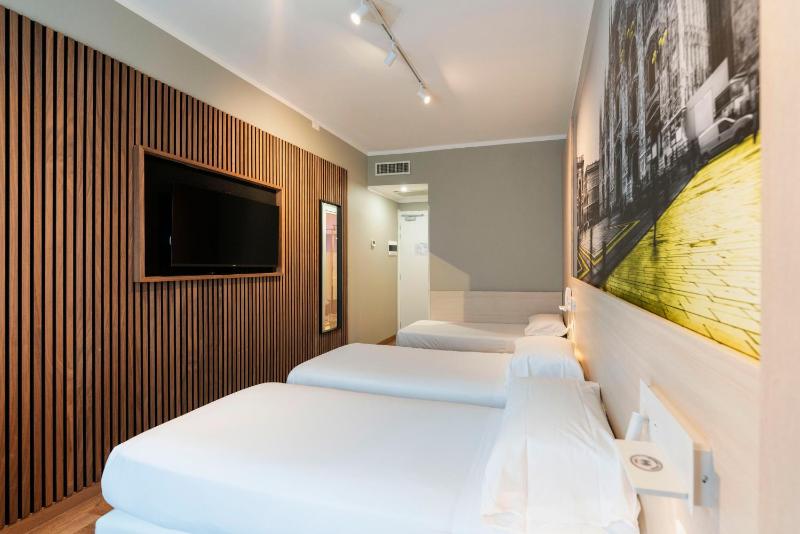 Deluxe Double or Twin Room image 4