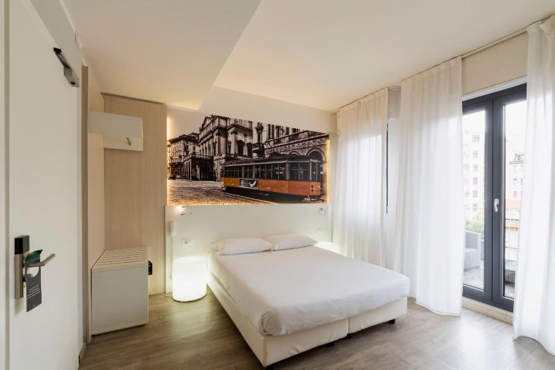 Deluxe Double Room with Balcony image 2