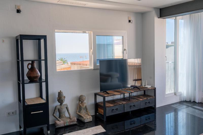 Two-Bedroom Apartment with Balcony and Sea View image 4