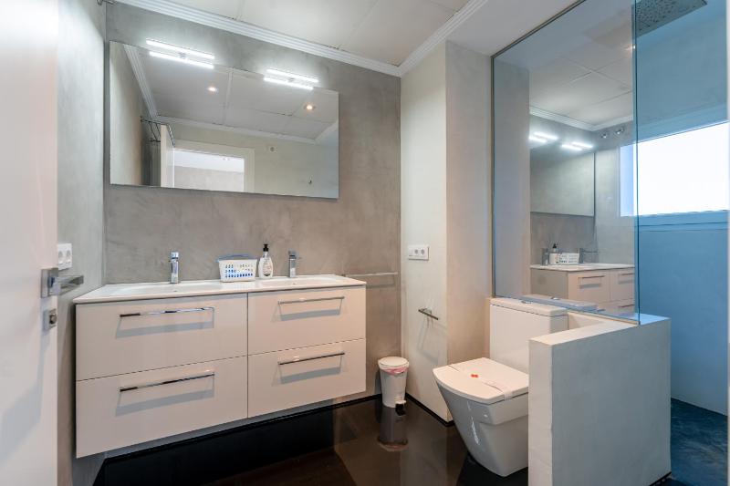 Two-Bedroom Apartment with Balcony and Sea View image 2