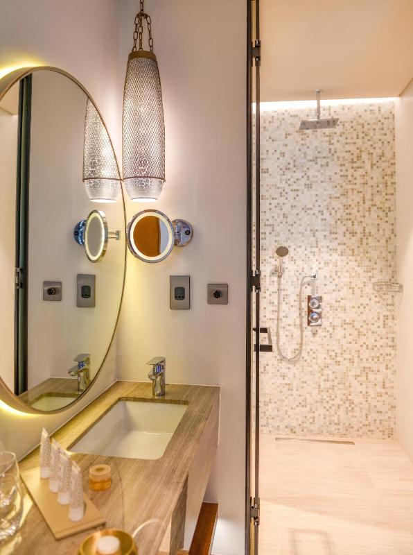 Deluxe King Room - DXB Free Airport Pick up & Drop off T1&T3, Free Shuttle Service to La Mer Beach, Dubai Outlet Mall & Dubai Festival City image 4