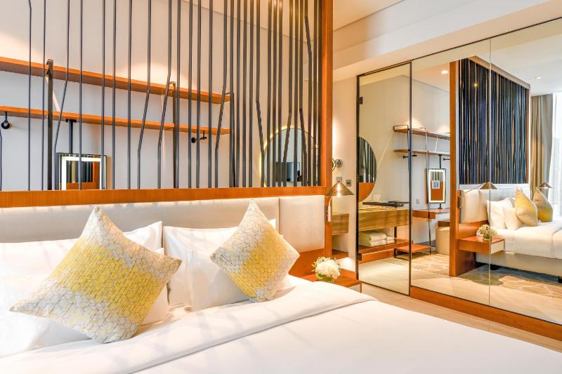 Deluxe King Room - DXB Free Airport Pick up & Drop off T1&T3, Free Shuttle Service to La Mer Beach, Dubai Outlet Mall & Dubai Festival City image 2