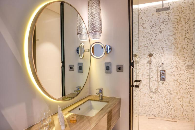 Deluxe King Room - DXB Free Airport Pick up & Drop off T1&T3, Free Shuttle Service to La Mer Beach, Dubai Outlet Mall & Dubai Festival City image 3