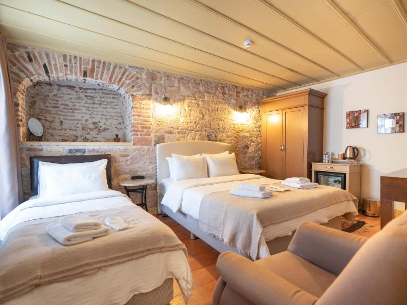 Standard Triple Room image 1