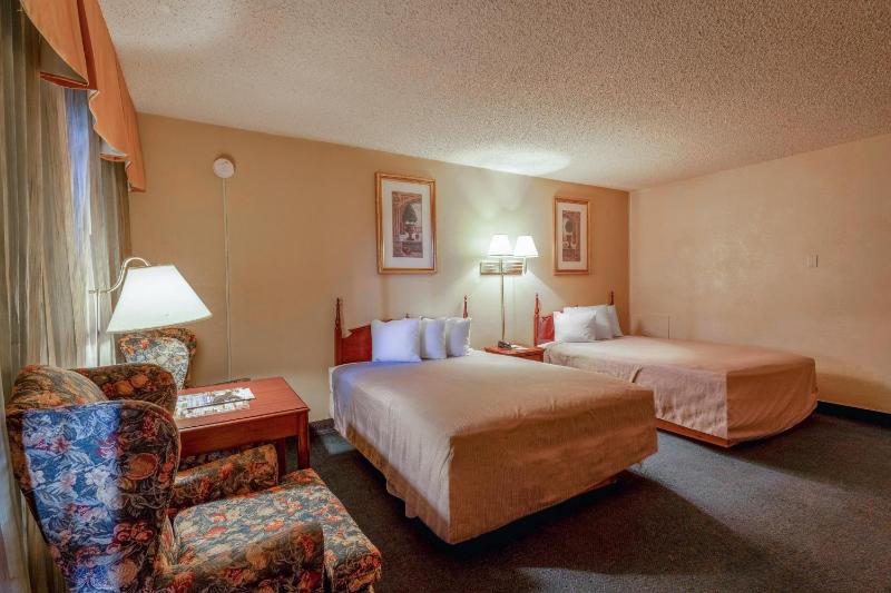 2 Queen Bed Smoking image 4