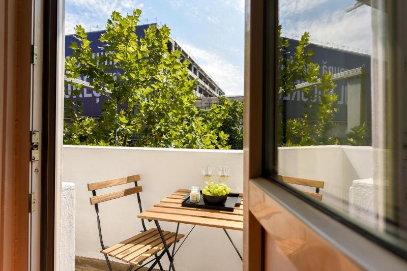 Ideal Home - Spacious & Modern Accommodation near Unirii Square - image 9